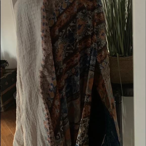 Mystree Boutique Boho Top- with floral accents- L - Picture 3 of 6